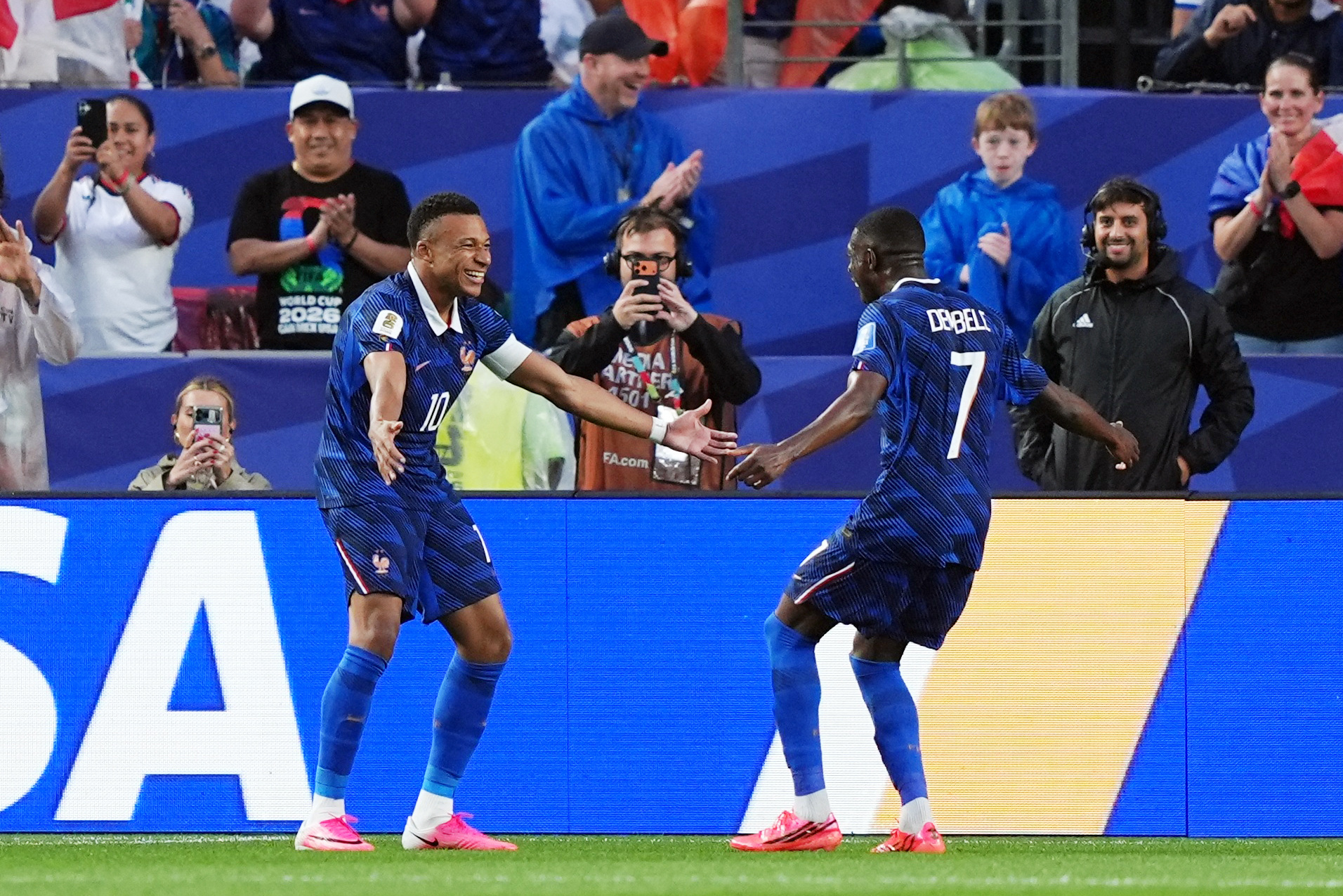 Kylian Mbappé de Francia celebra el segundo gol con Ousmane Dembélé. Foto: Reuters